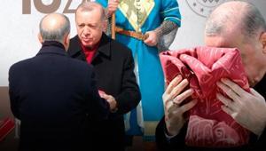 129 yıllık Osmanlı sancağı Türkiyede Erdoğan önce öptü, sonra başına koydu