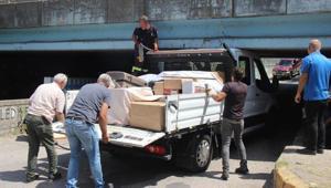 Çeyiz yüklü kamyonet alt geçitte sıkıştı