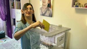 Dünyanın en uzun boylu kadını, evine getirilen sandıkla oy kullandı