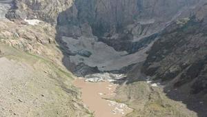 Türkiyenin en yüksek ikinci zirvesi 3 bin metrelik buzulların nasıl parçalandığını gördük