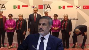 Bakan Fidanın hareketi damga vurdu Türk bayrağını yerde bırakmadı