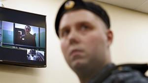 Tedavi için gittiği Almanyadan dönüşte tutuklanmıştı Navalny için istenen ceza onandı