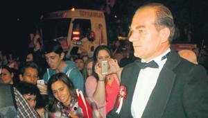 Bunun adı saçmalık Atatürk sevgisini istismar ediyorlar