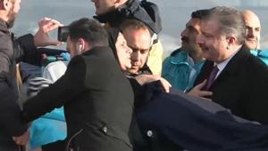 Gazzeli hastalar Türkiyede Bakan Koca bizzat karşıladı Gazzeli hastalar Türkiyede Bakan Koca bizzat karşıladı