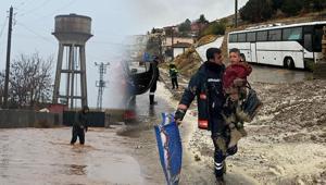 Mardinde sağanak 100 evi su bastı, çamura saplanan çocuğu itfaiye kurtardı Mardinde sağanak 100 evi su bastı, çamura saplanan çocuğu itfaiye kurtardı