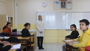 Depremin acısını öğrencileriyle unutuyorlar