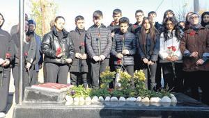 Şehit öğretmen Aybüke mezarı başında anıldı