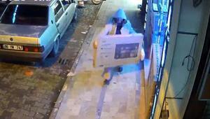 Çaktırmadan yanaştı televizyonu alıp kaçtı İşte o görüntüler