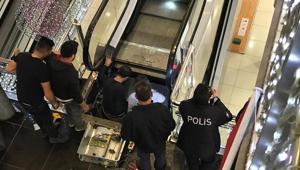 Korkunç olay Yürüyen merdivenlerden düşen çocuğun parmakları koptu Korkunç olay Yürüyen merdivenlerden düşen çocuğun parmakları koptu