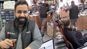 Sosyal medya onu konuşuyor Depremden çayıyla kaçtı Sosyal medya onu konuşuyor Depremden çayıyla kaçtı