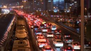 İstanbulda yağış nedeniyle yoğun trafik oluştu İstanbulda yağış nedeniyle yoğun trafik oluştu