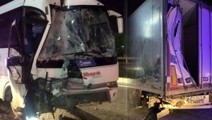 Manisada servis minibüsü TIR’a çarptı Çok sayıda yaralı var...