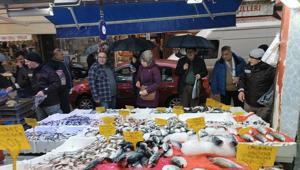 Hamsinin kilosu 25 TL’ye düştü Hamsinin kilosu 25 TL’ye düştü
