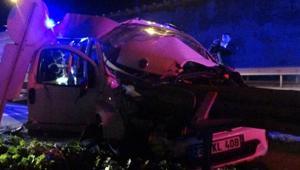 Hafif ticari araç bariyere ok gibi saplandı Anne ağır yaralandı