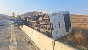 Ankarada servis otobüsü bariyerleri aşıp araziye devrildi