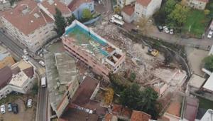 Bursa’da deprem sonrası harekete geçildi Tarihi okul yıkılıyor Bursa’da deprem sonrası harekete geçildi Tarihi okul yıkılıyor