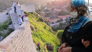 Şizofreni hastası oğlunu tekme atarak surlardan itmişti Anne ile ilgili flaş gelişme Şizofreni hastası oğlunu tekme atarak surlardan itmişti Anne ile ilgili flaş gelişme