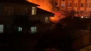 Ataşehirde gece yarısı korkutan yangın 2 gecekondu küle döndü
