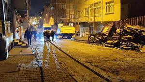 Gaziosmanpaşada inşaat temelinde toprak kayması Ekipler 2 binayı tahliye etti