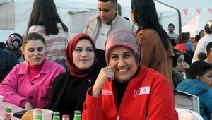 Türk Kızılay Genel Başkanı Fatma Meriç Yılmaz depremzede vatandaşlarla iftar yaptı