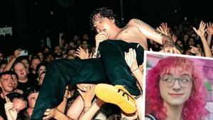 Ünlü grubun solisti kalabalığın üzerine atladı Hayranı felç kaldı