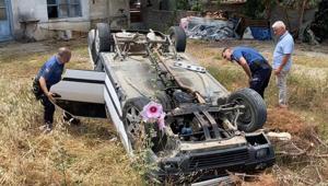 Antalyada otomobil boş araziye devrildi, ters döndü