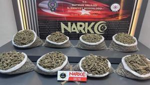 Dur ihtarına uymayıp kaçtı Kaçarken yolda otomobilden bir çuval atıldı