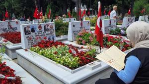 Bayram öncesi vatandaşlar Edirnekapı Şehitliği’ni ziyaret etti