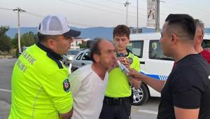 Yol kenarına tuvaletini yapan sürücünün ehliyetine el konuldu