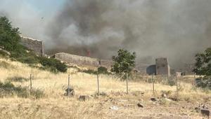 Peş peşe yangın haberleri Assos Antik Kentinde arazöz alevlerin arasında kaldı
