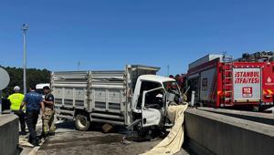 Çekmeköyde gişelerde kamyonet beton bariyere çarptı