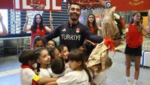 Madalyayı kıl payı kaçıran Ferhat Arıcana coşkulu karşılama