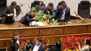 Meclis kürsüsüne domates fırlattılar