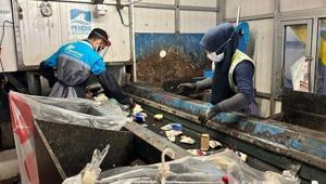 Atık ayrıştırma bandında fark ettiler... Çalışanlar şaşkına döndü