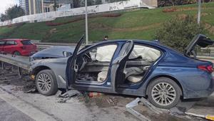 Ataşehirde feci kaza Otomobil bariyere saplandı