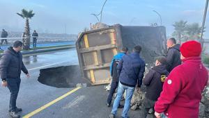 Balıkesirde feci olay Yol çöktü, hafriyat kamyonu devrildi