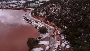 Yer Antalya Körfez resmen kırmızıya boyandı, sel yolları kapattı