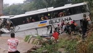 Bolivyada otobüs köprüden düştü: 19 kişi hayatını kaybetti