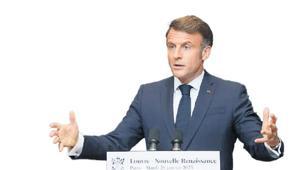 Macron, Louvre’a el attı