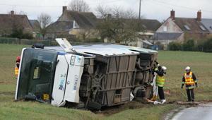 Fransada otobüs kazası Çok sayıda lise öğrencisi hayatını kaybetti