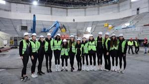 Eczacıbaşında voleybolcular yeni salon inşaatını gezdi
