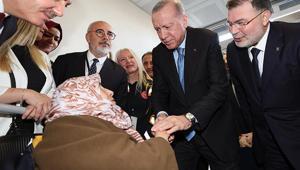 Cumhurbaşkanı Erdoğan, İzmirde 102 yaşındaki Gülsüm Sakallı ile görüştü