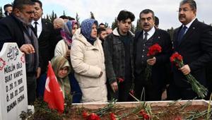 Bakan Tekin, deprem şehitliğini ziyaret etti