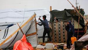 Gazzede şiddetli yağış ve rüzgar yerinden edilenlerin çadırlarını uçurdu