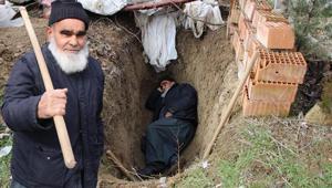 Kendi kazdığı mezarında ölümü bekliyor Gassalını vasiyet etti