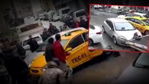 Aynasını kıran motokuryenin üzerine aracını sürdü Dehşet anları saniye saniye kaydedildi