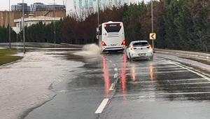 Bakırköyde İSKİye ait su borusu patladı