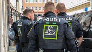 Almanyada pizzacıdan evine dönen Türk kadın bıçaklanarak öldürüldü