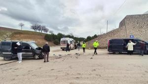 Minibüs ile hafif ticari araç çarpıştı Çok sayıda yaralı var