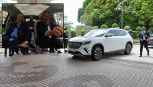 Cumhurbaşkanı Erdoğan, Malezya Başbakanı Envere Togg hediye etti